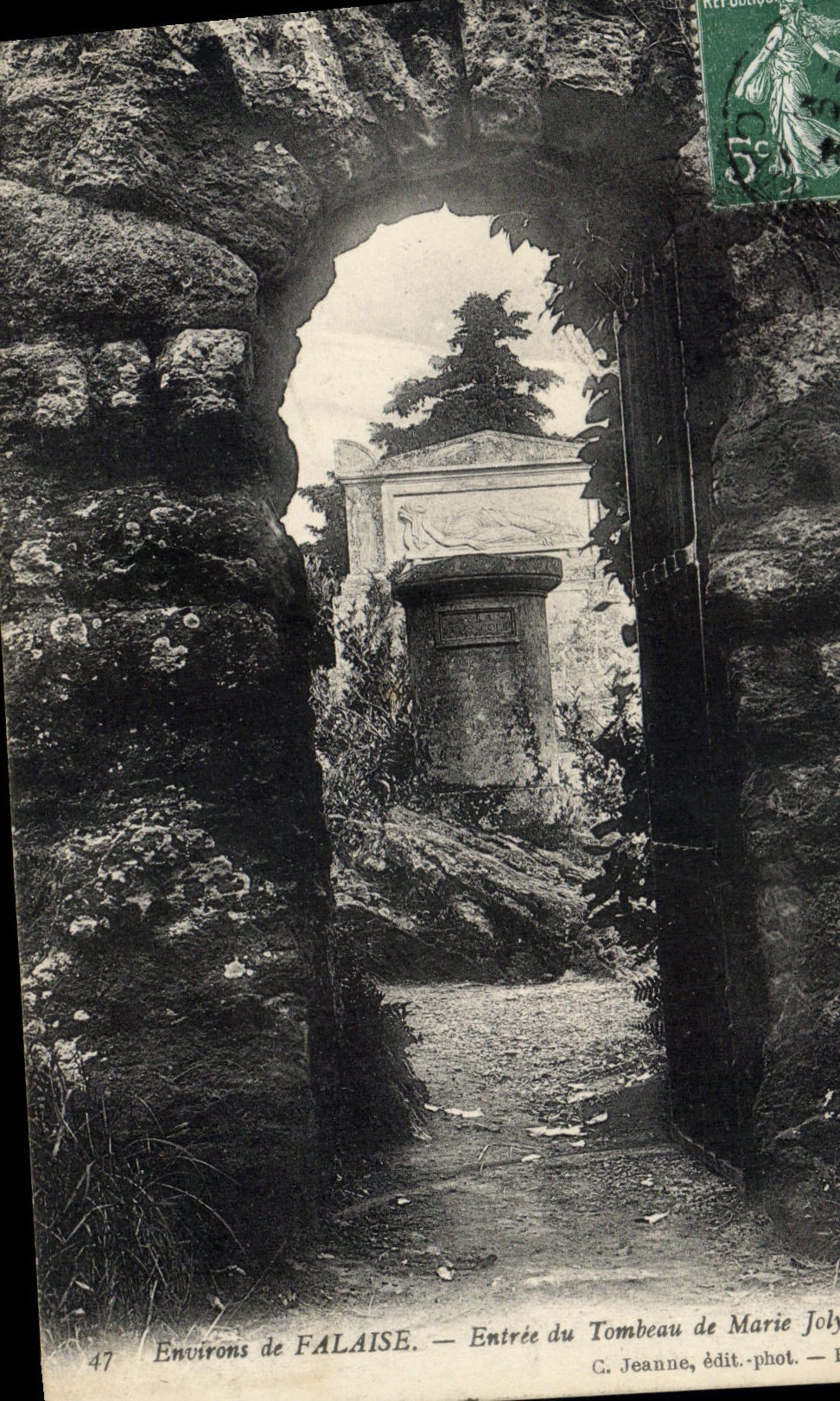 CPA Environs de Falaise entree du Tombeau de Marie Joly