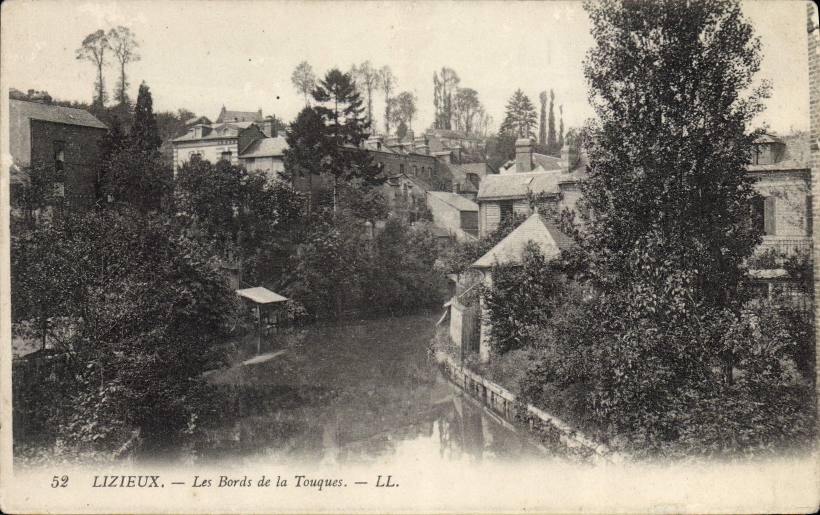 CPA Lizieux les Bords de la Tourques 