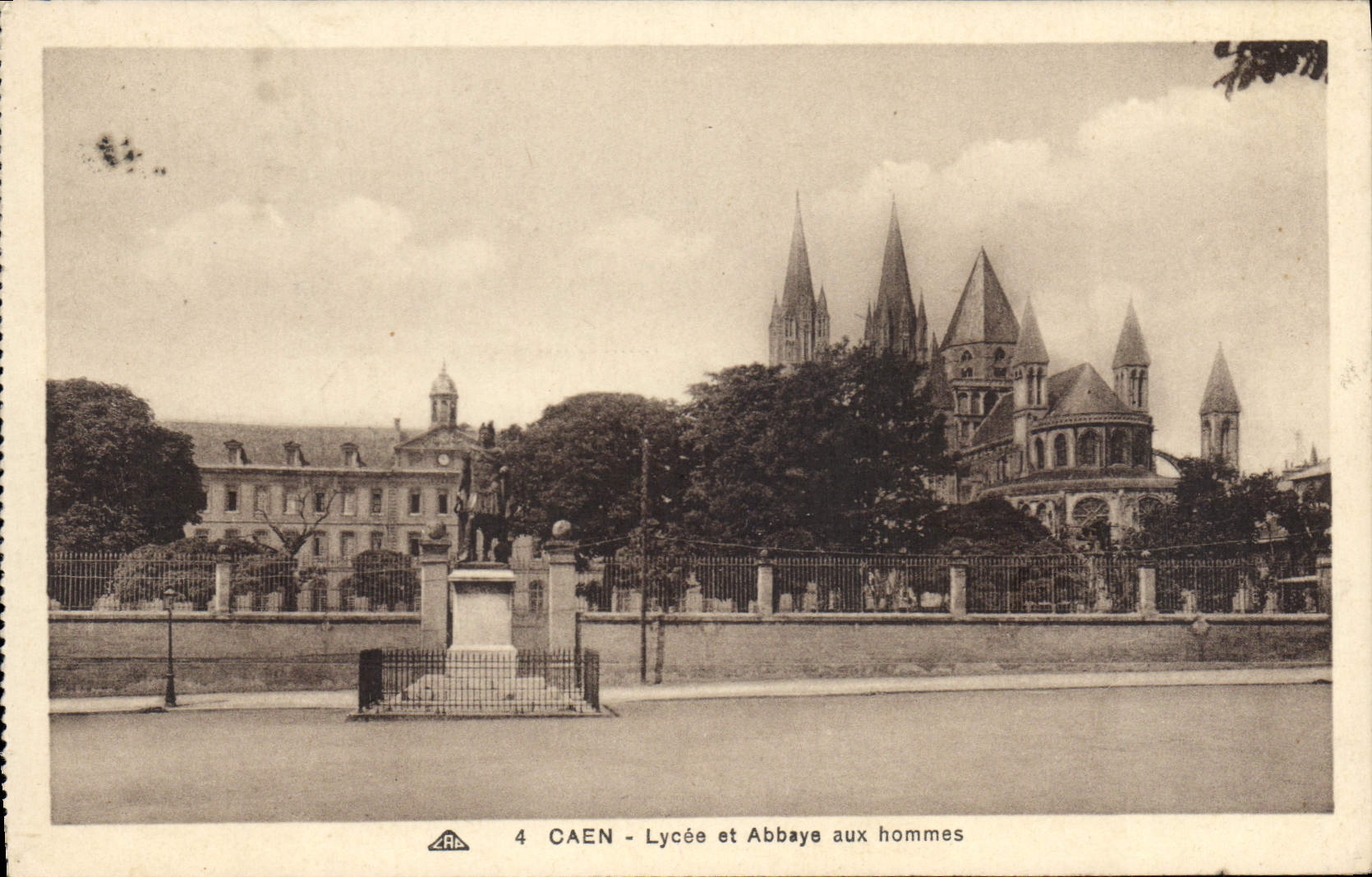 CPA Caen lycee et Abbaye aux hommes 
