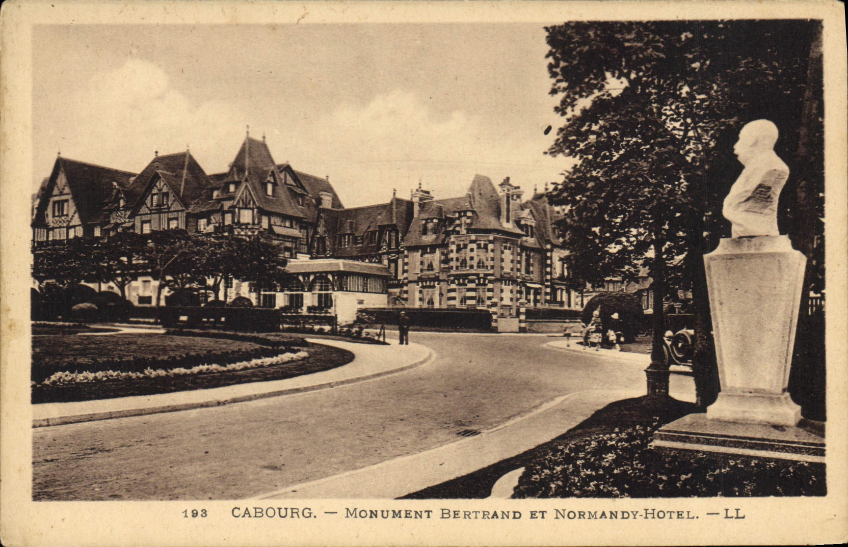 CPA Cabourg monument Bertrand et Normandy hotel