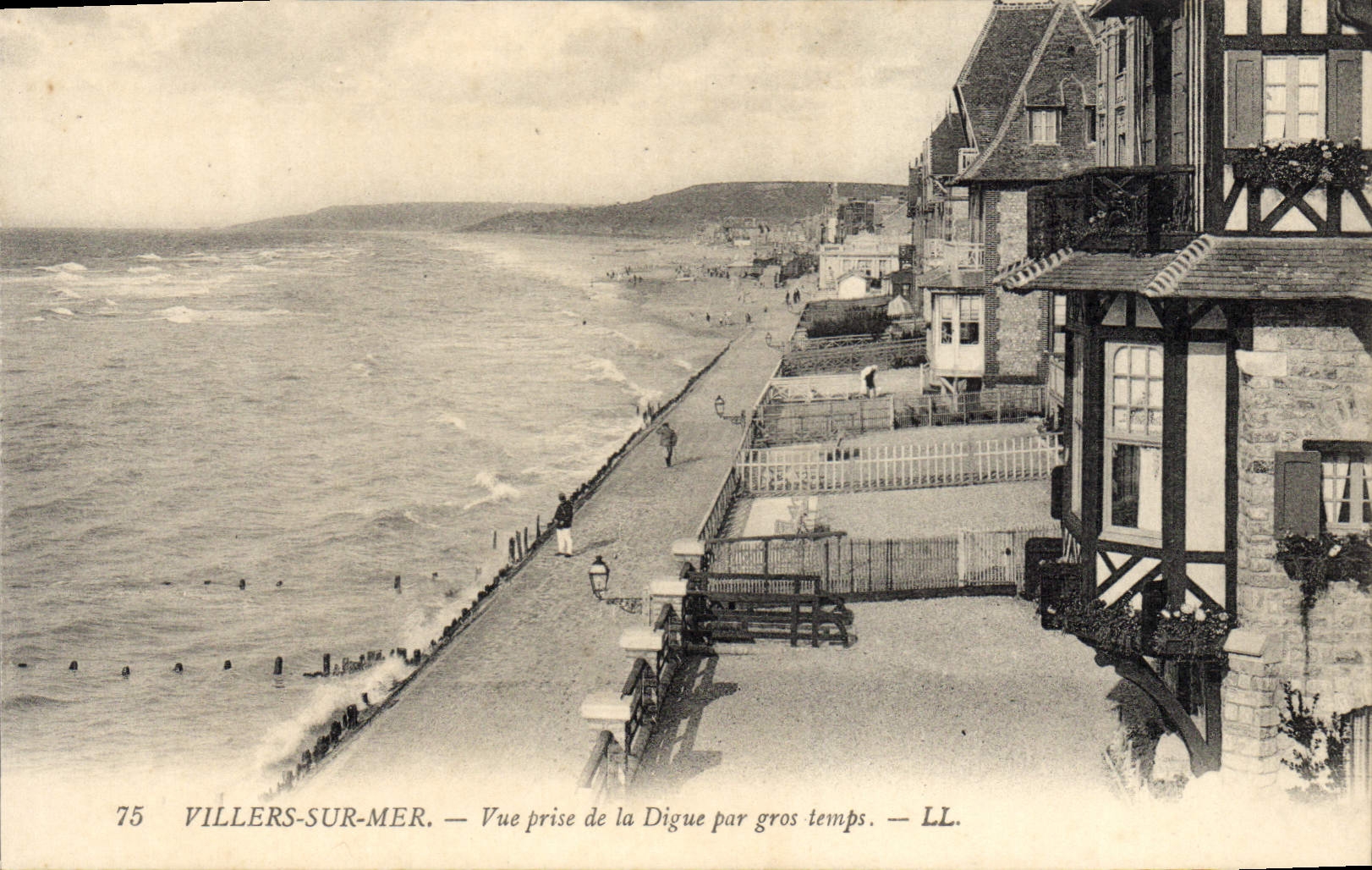 CPA Villers sur Mer vue prise de la Digue par gros temp 