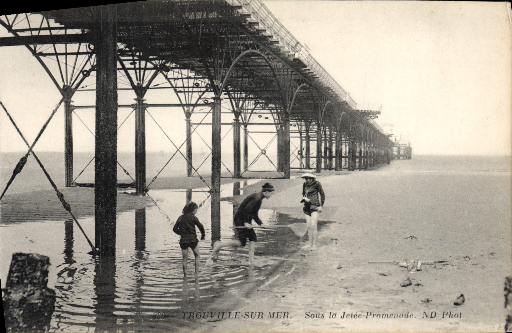 CPA Trouville sur mer sous la Jetee Promenade
