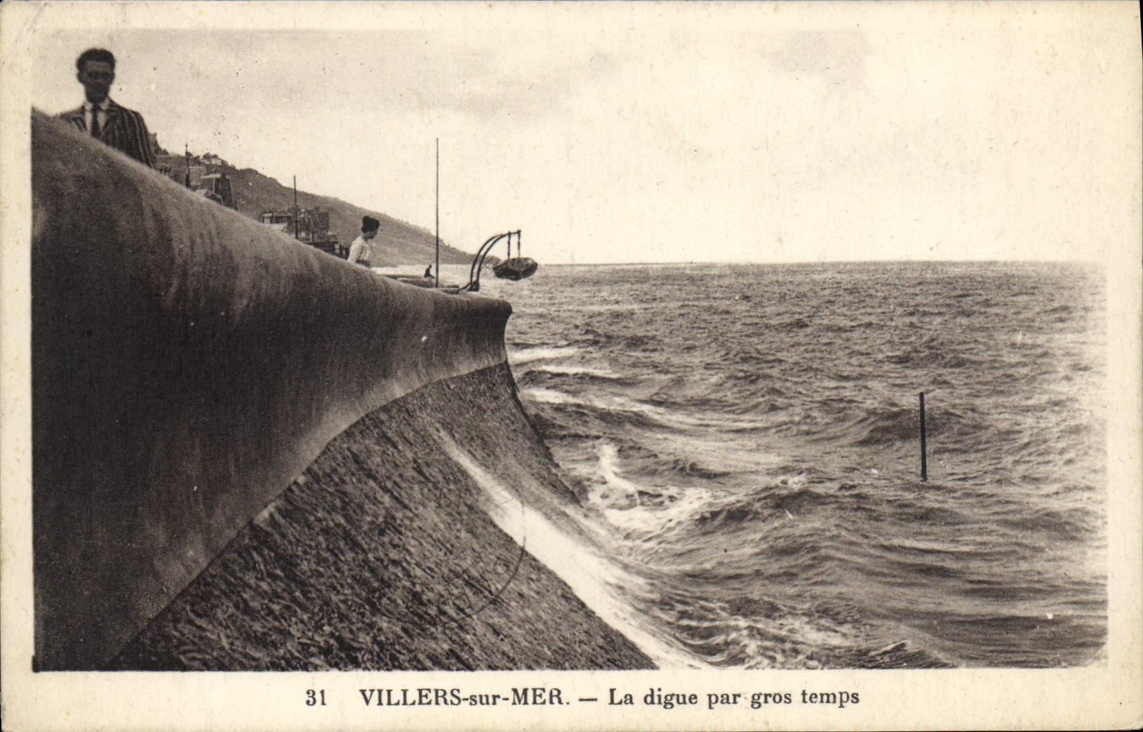 CPA Villers sur Mer la digue par gros temps