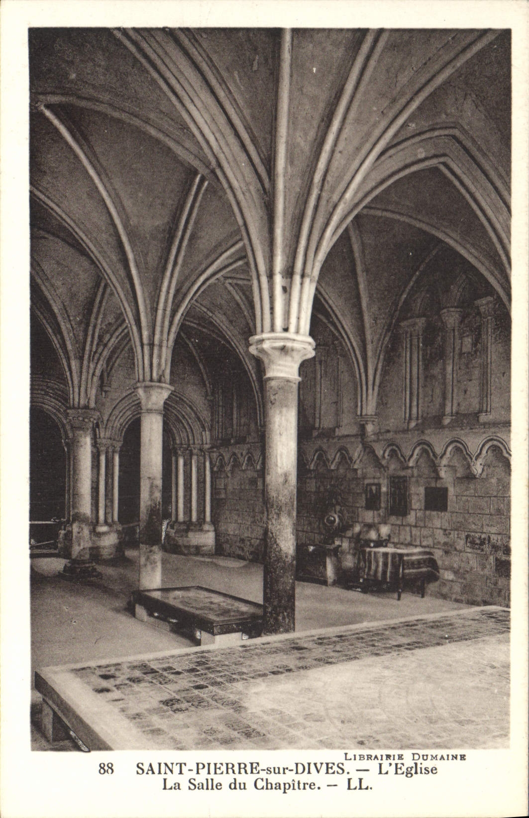 CPA Saint Pierre sur Dives l'eglise la salle du Chapitre