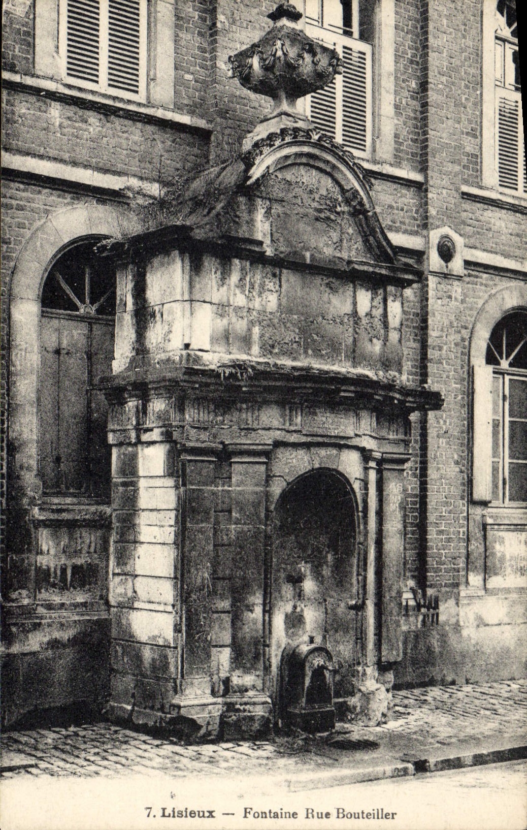 CPA Lisieux fontaine Rue Bouteiller 