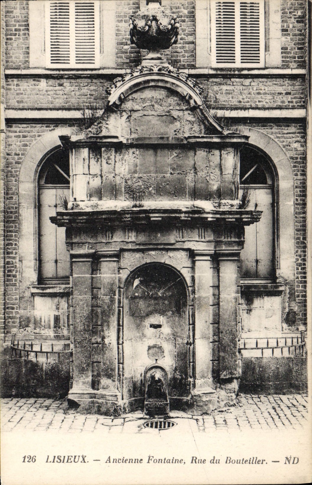 CPA Lisieux Ancienne fontaine rue du Bouteiller