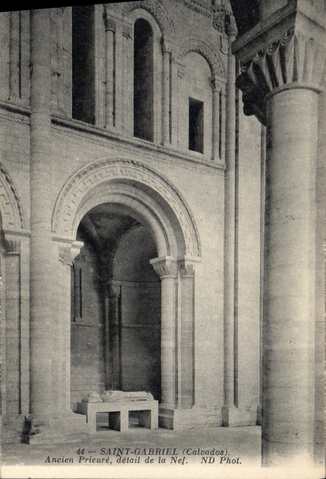 CPA Saint Gabriel Calvados Ancien Prieure detail de la Nef 