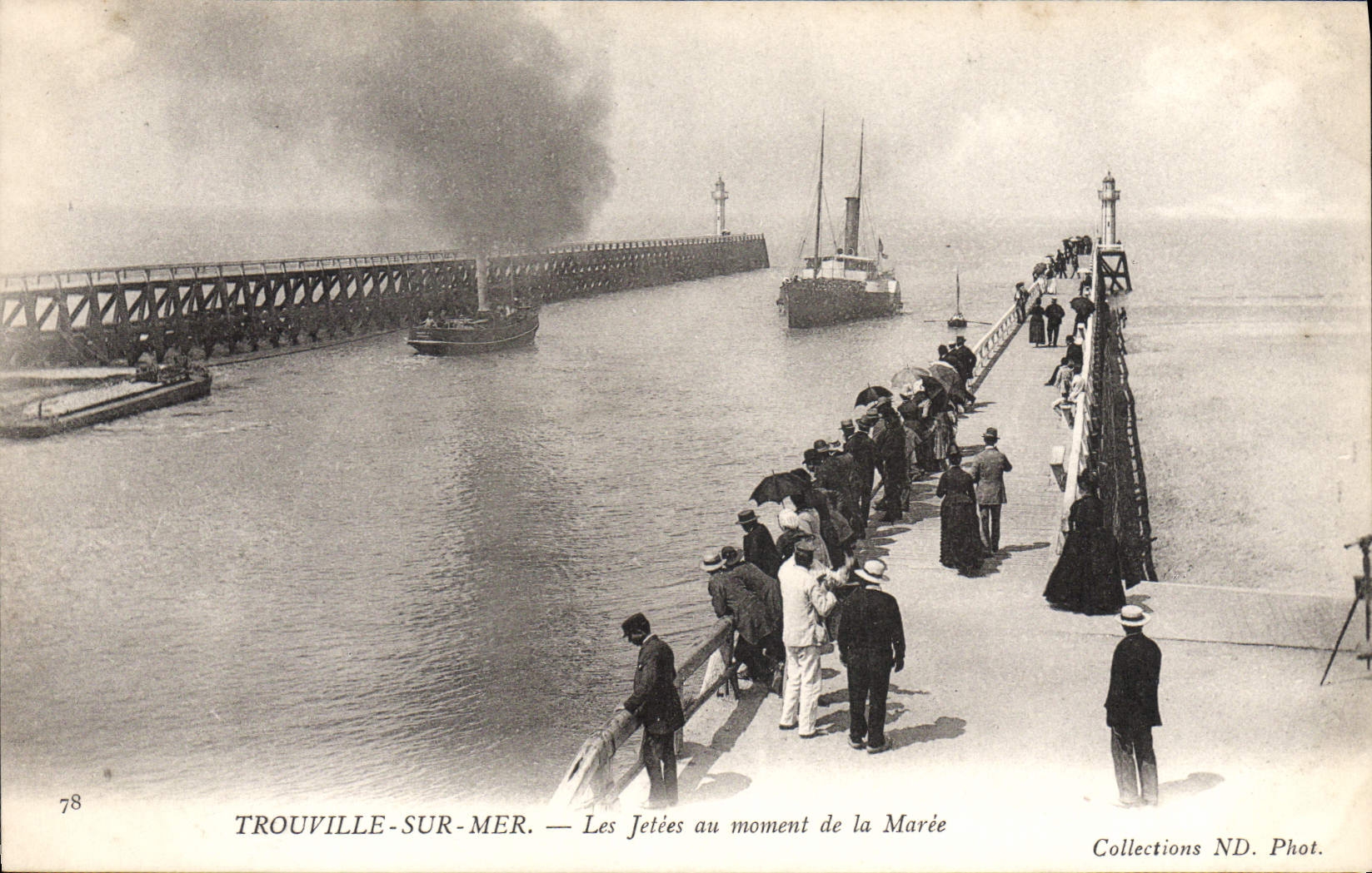 CPA Trouville sur Mer les Jetee au moment de la Maree 