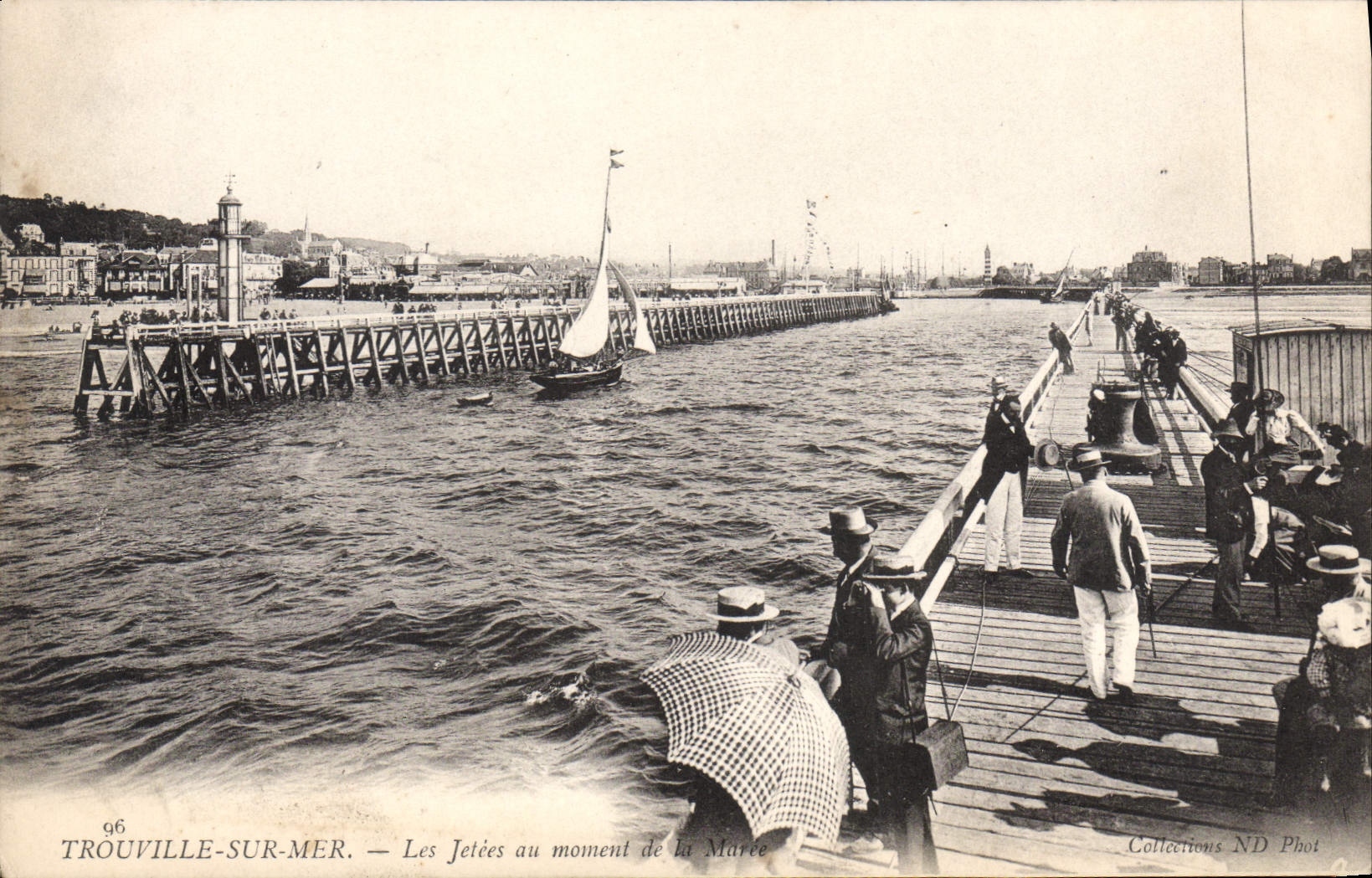 CPA Trouville sur Mer les Jetee au moment de la Maree 