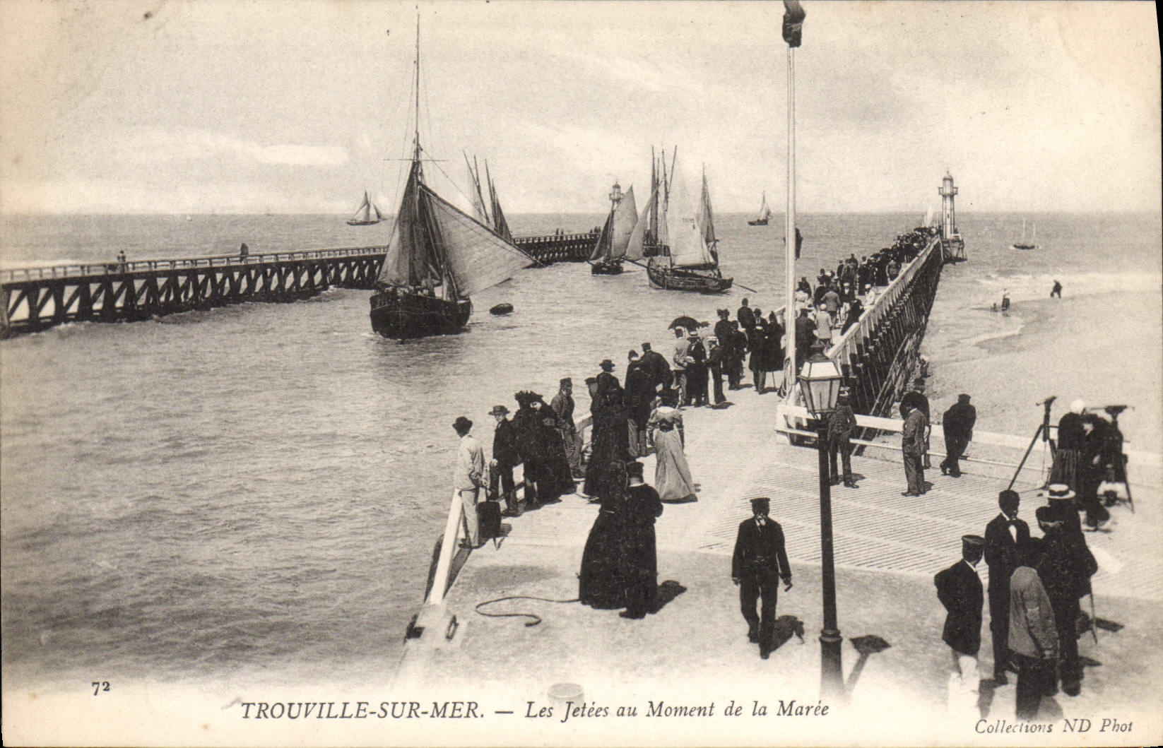 CPA Trouville sur Mer les Jetee au moment de la Maree 