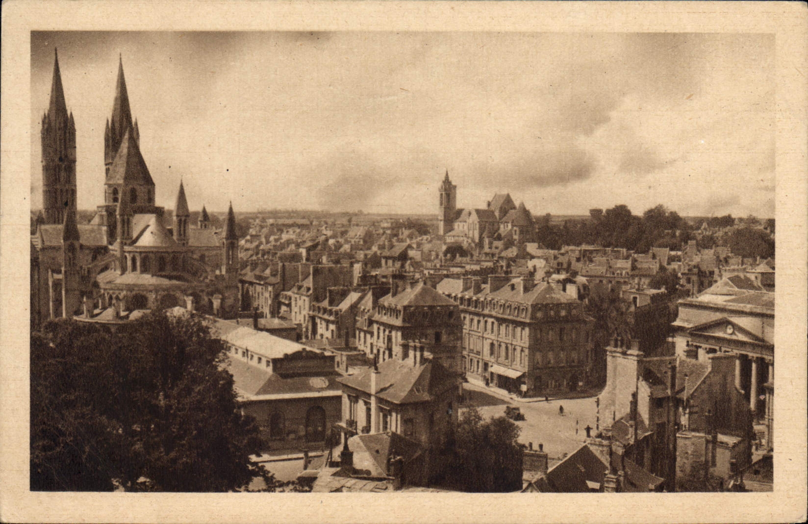 CPA Caen Calvados vue generale de la partie non sinstree Abside de l'Abbaye aux hommes et le vieux S