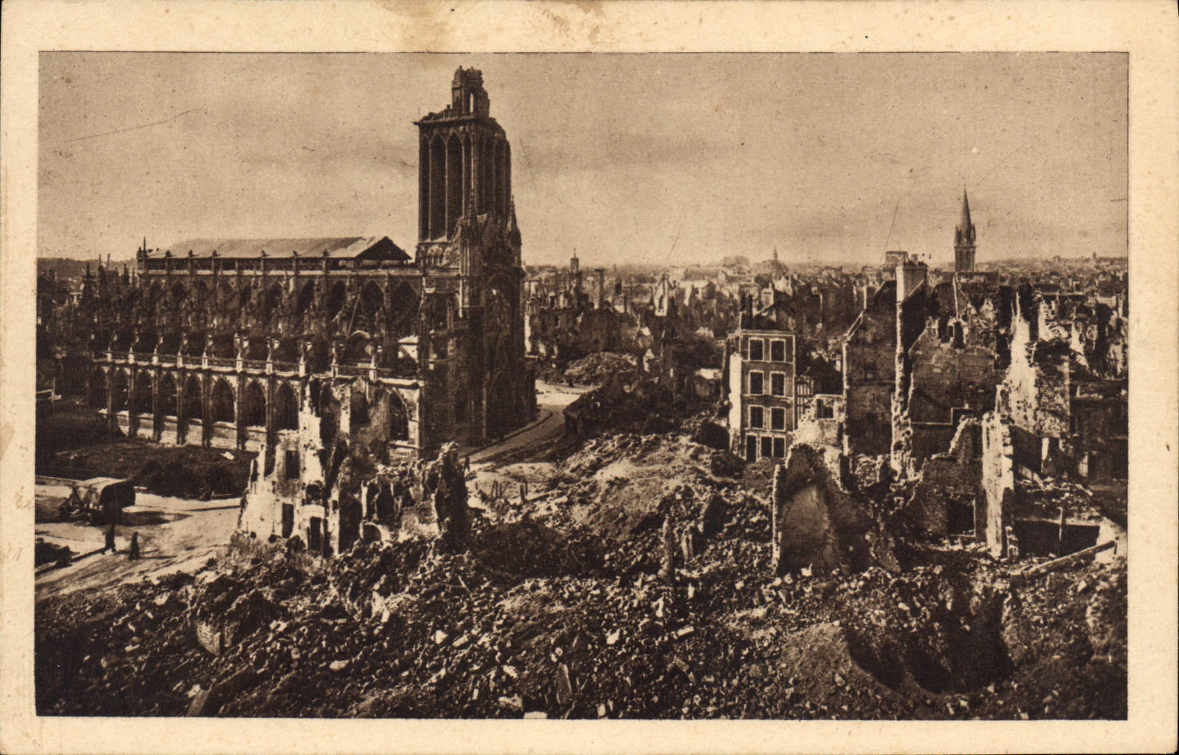CPA Caen Calvados vue generale et Eglise Saint Pierre