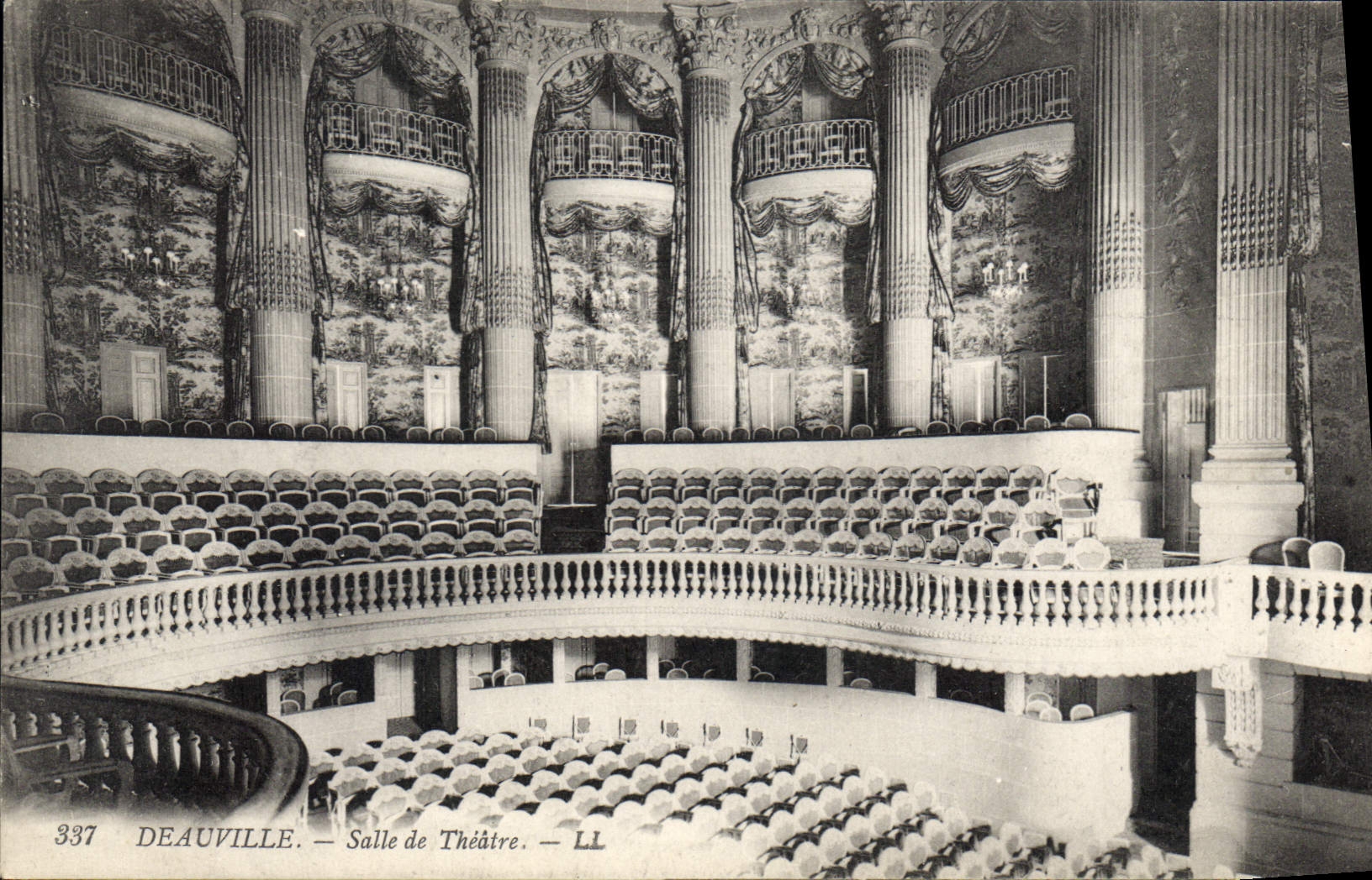 CPA Deauville Salle de Theatre 