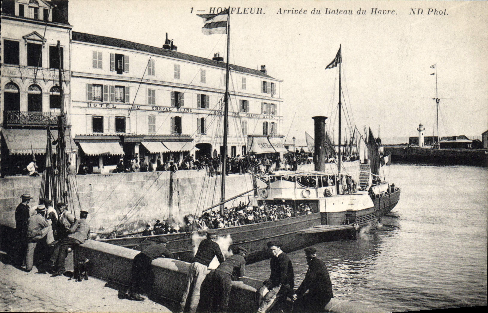 CPA Honfleur Arrivee du Bateau du Havre