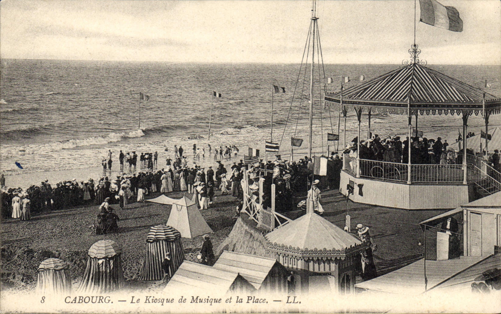 CPA Cabourg le Kiosque de Musique et la place 