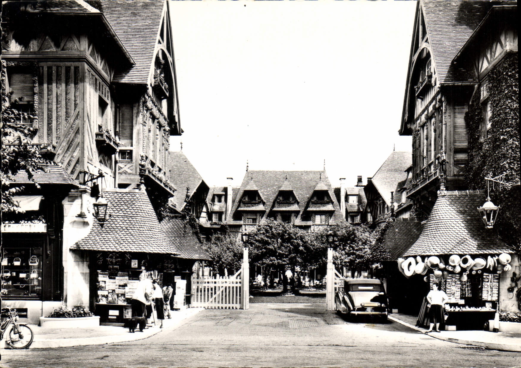 CPSM Deauville Calvados la plage Fleurie la Cour Normande