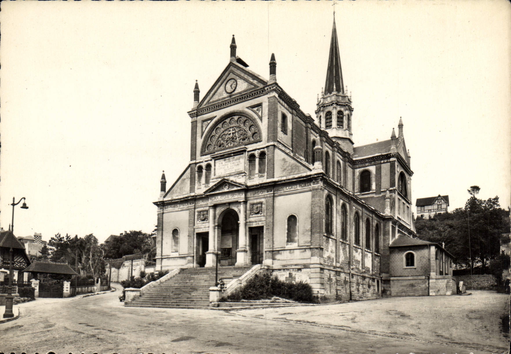 CPSM Trouville Calvados la Reine des plages Eglise N Dame des Victoires 