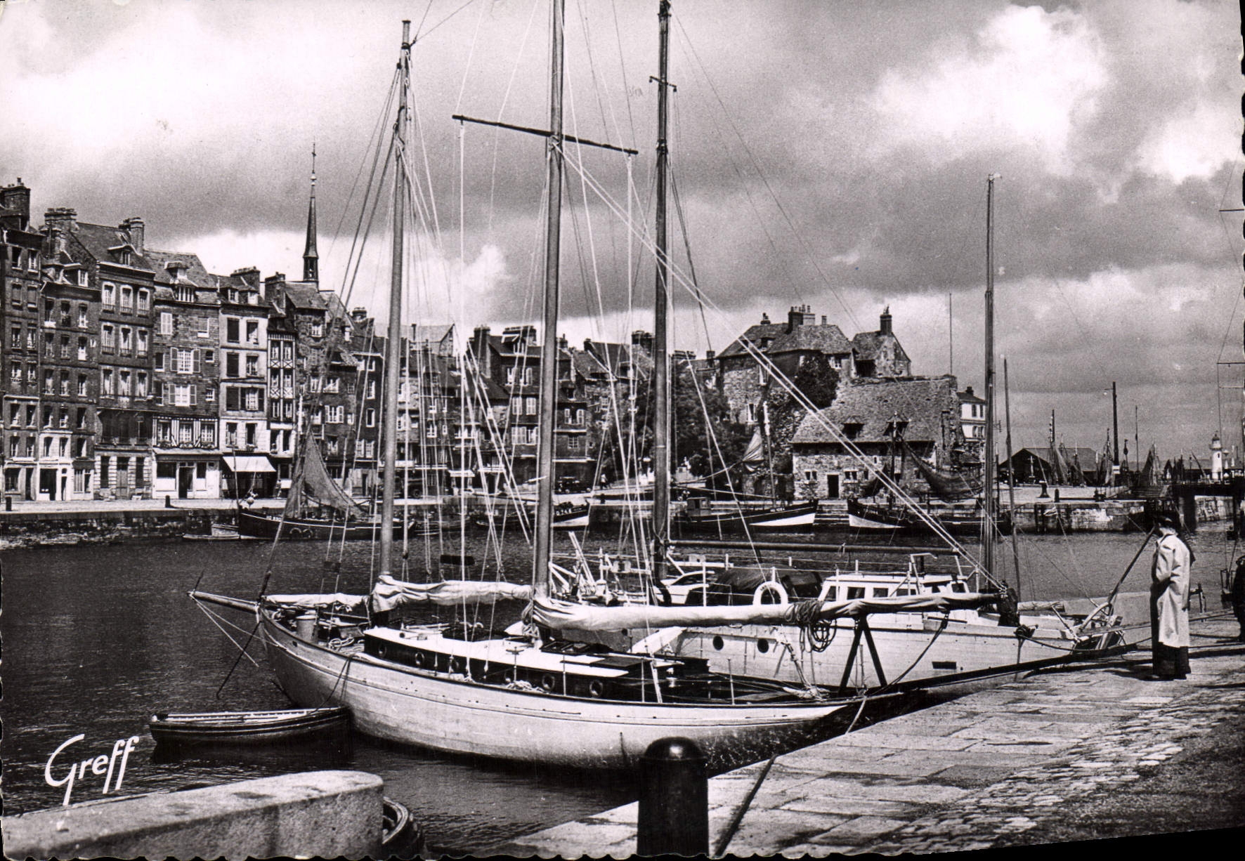 CPSM En Normandie Honfleur Calvados le vieux Bassin la Lieutenance le quai Sainte Catherine