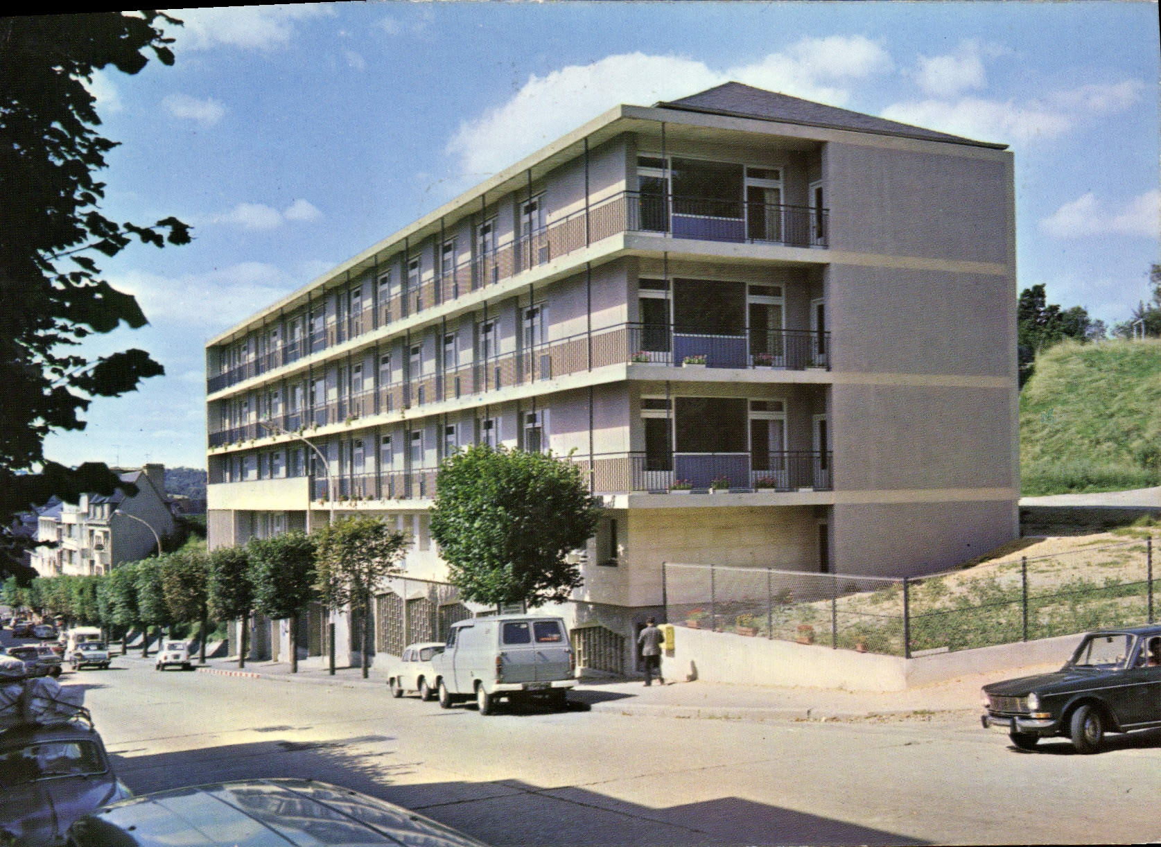 CPSM Lisieux le Foyer des Malades sdifie par le Pelerinage