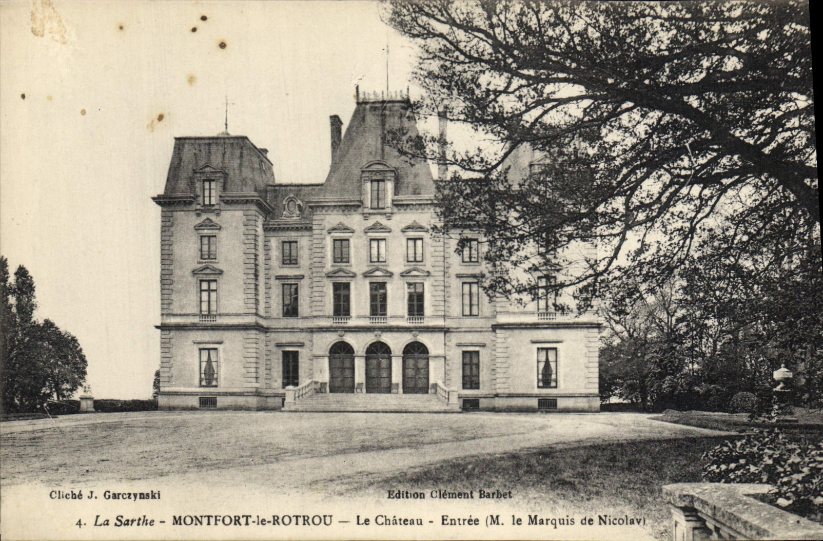 CPA La Sarthe Montfort le Rotrou le chateau entree M le Marquis de Nicolay 