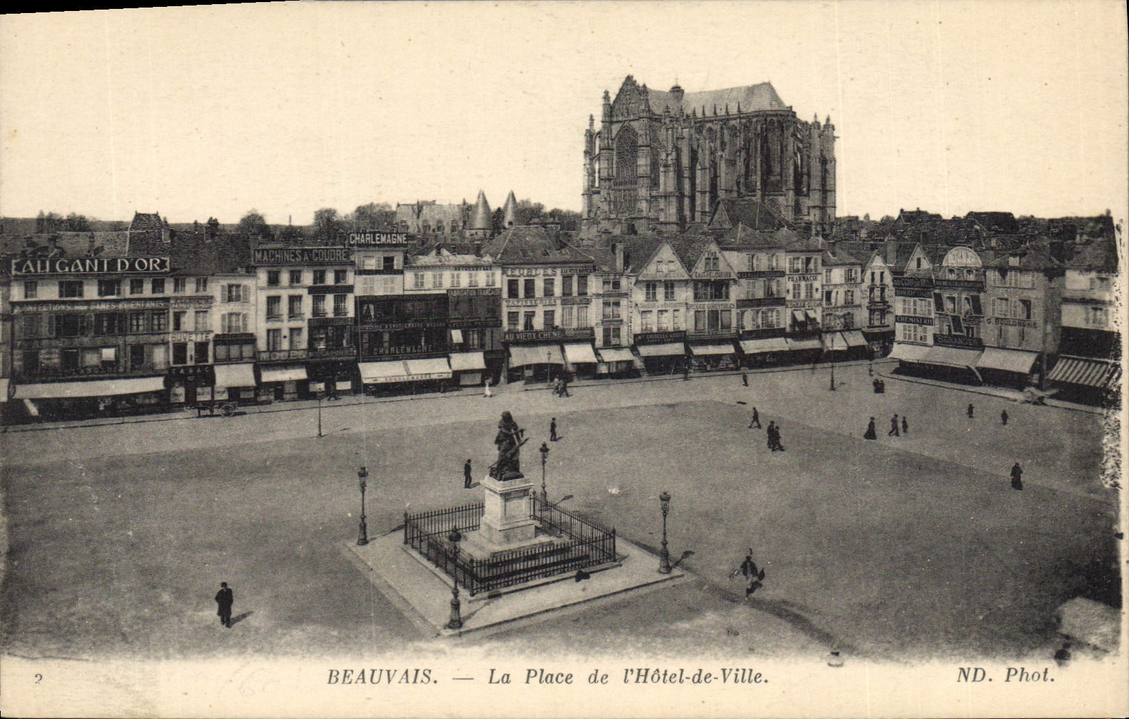 CPA Beauvais La Place de l'Hotel de Ville