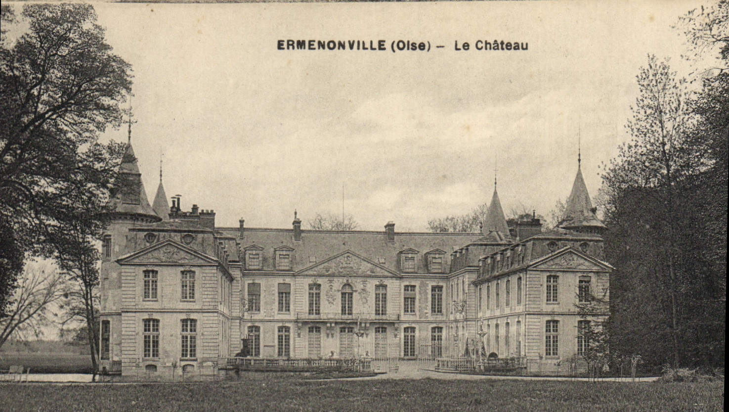 CPA Ermenonville Oise Le Chateau 