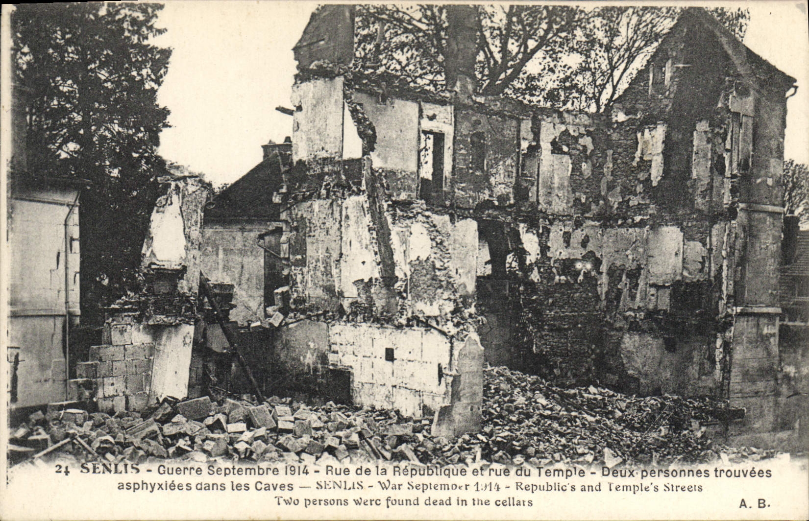CPA Senlis Guerre Septembre Rue de la Republique et Rue du Temple 