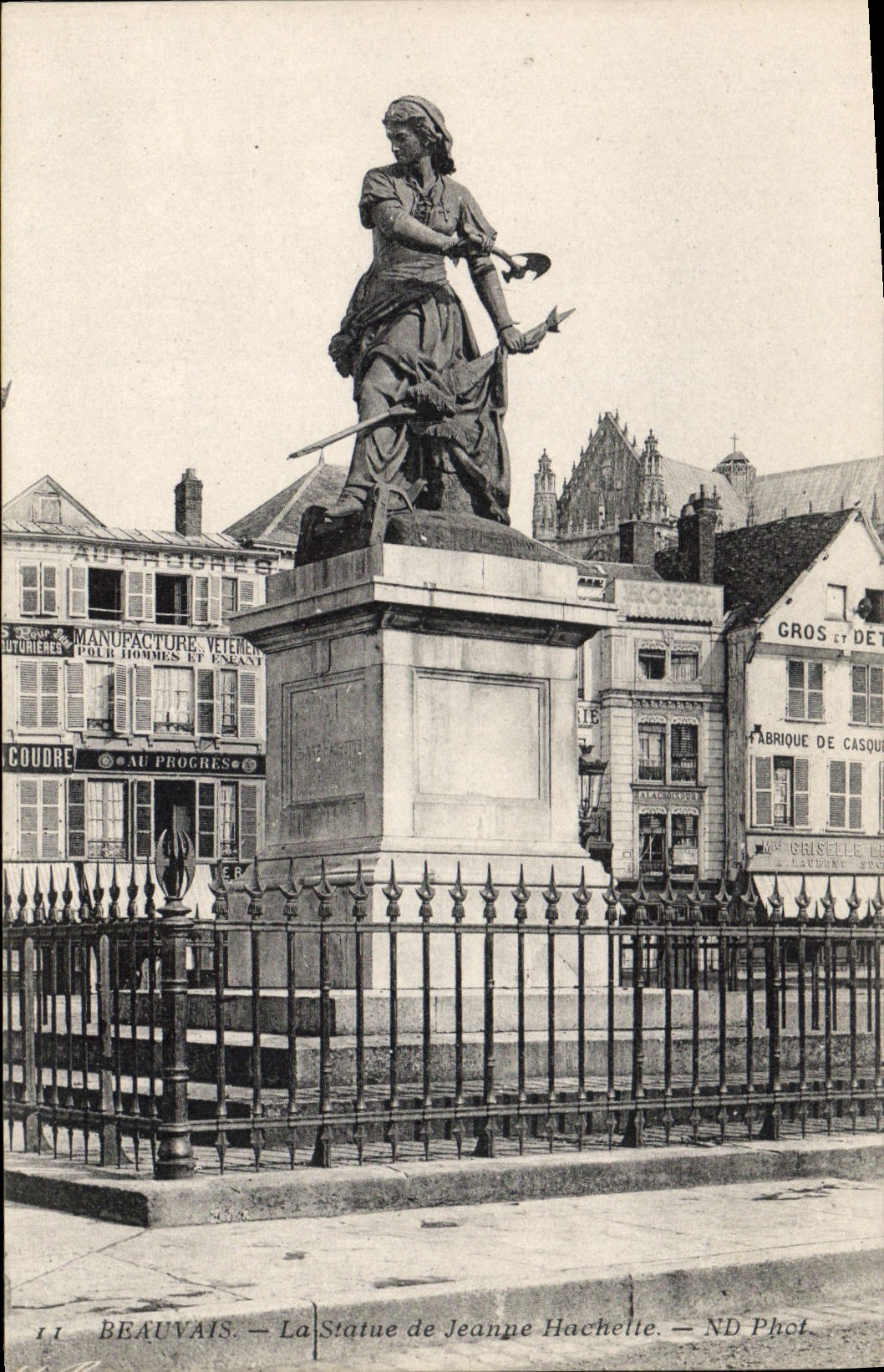 CPA Beauvais La Statue de Jeanne Hachette
