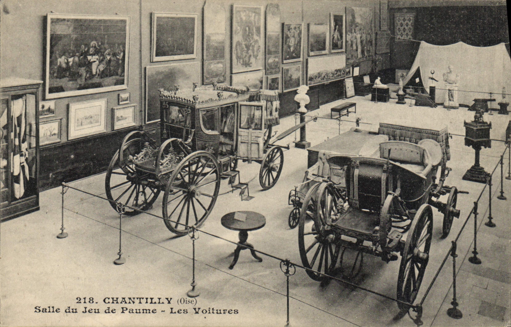 CPA Chantilly Salle du Jeu de Paume Les Voitures