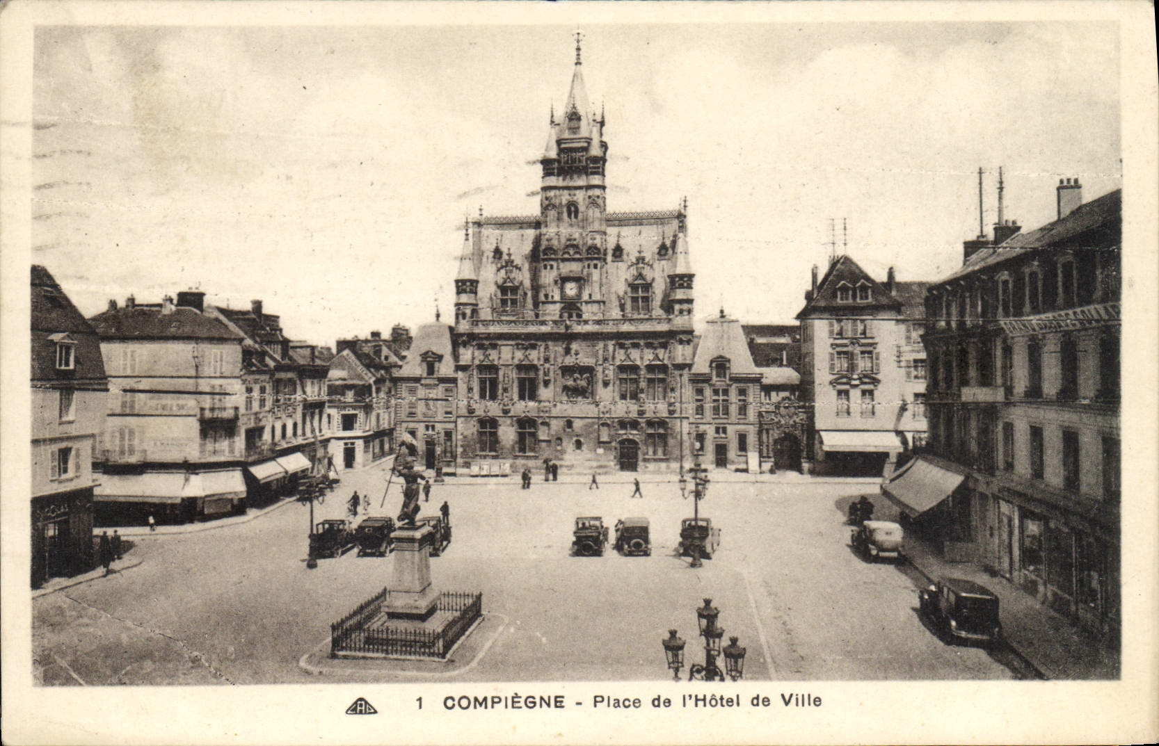 CPA Compiegne Place d'Hotel de Ville 