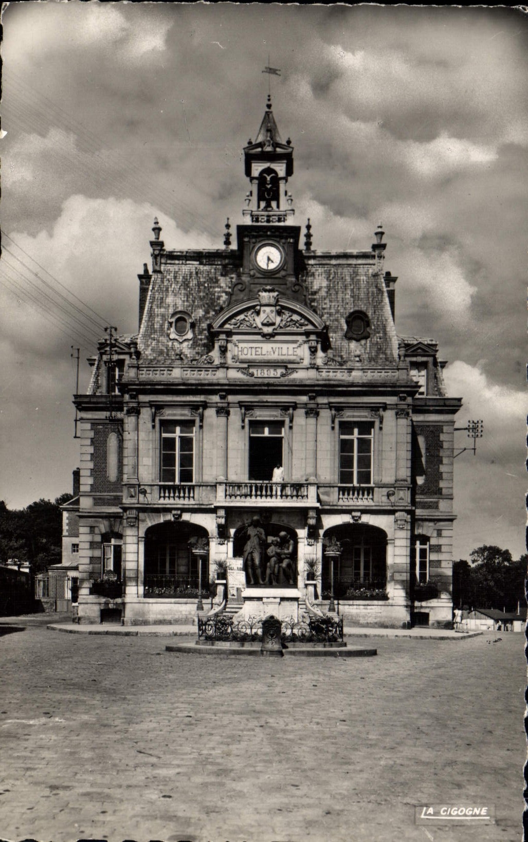 CPA St Just en Chaussee Oise Hotel de Ville