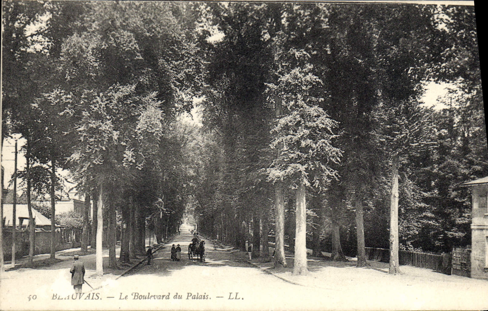 CPA Beauvais Le Boulevard du Palais 
