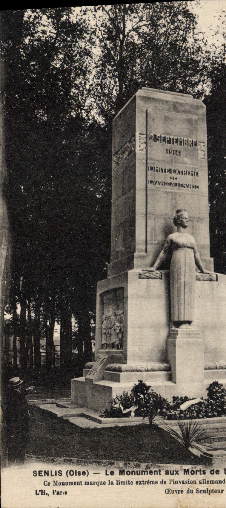 CPA Senlis Oise Le Monument aux Morts 