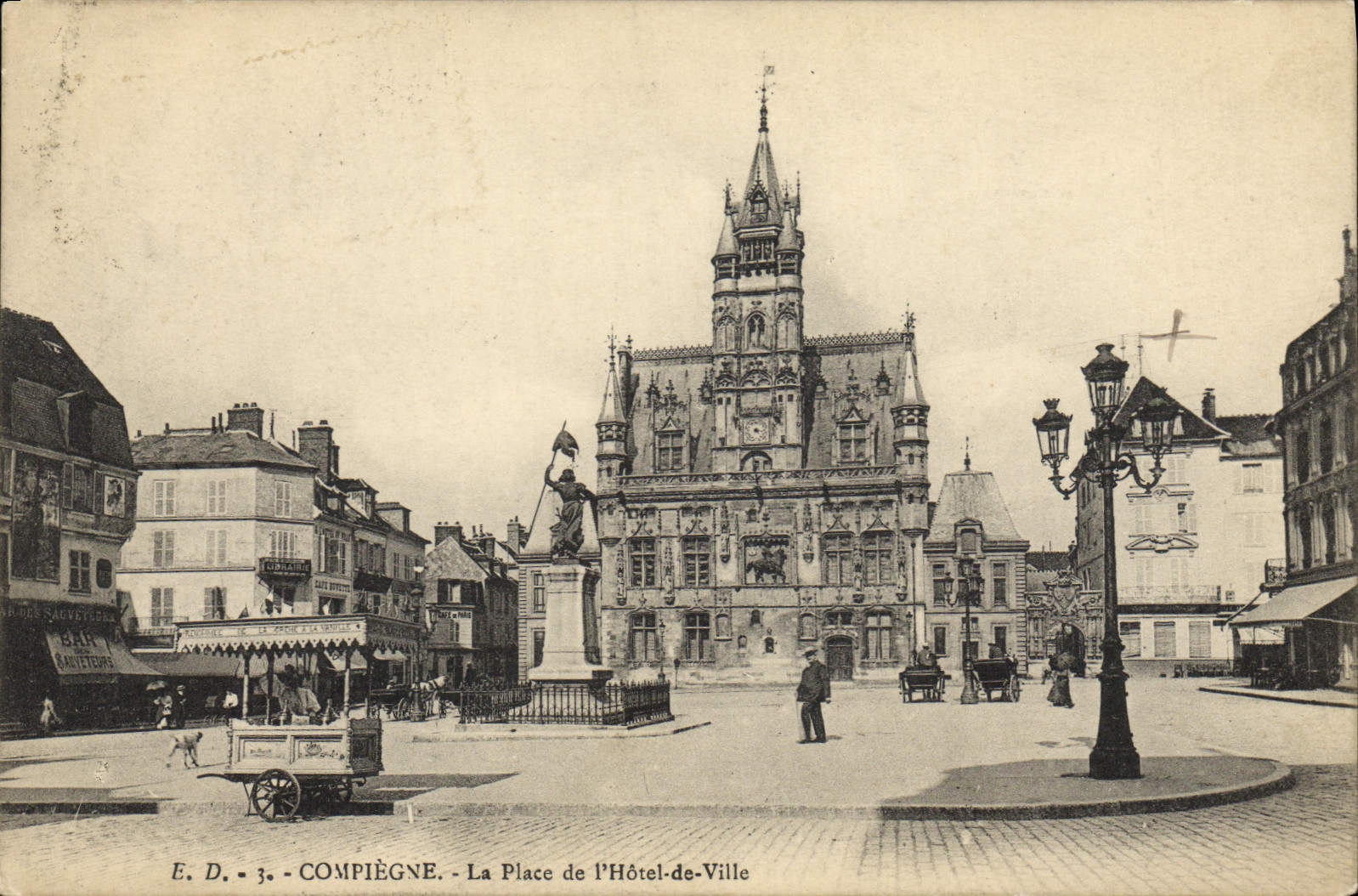 CPA E D Compiegne La Place de l'Hotel de Ville 