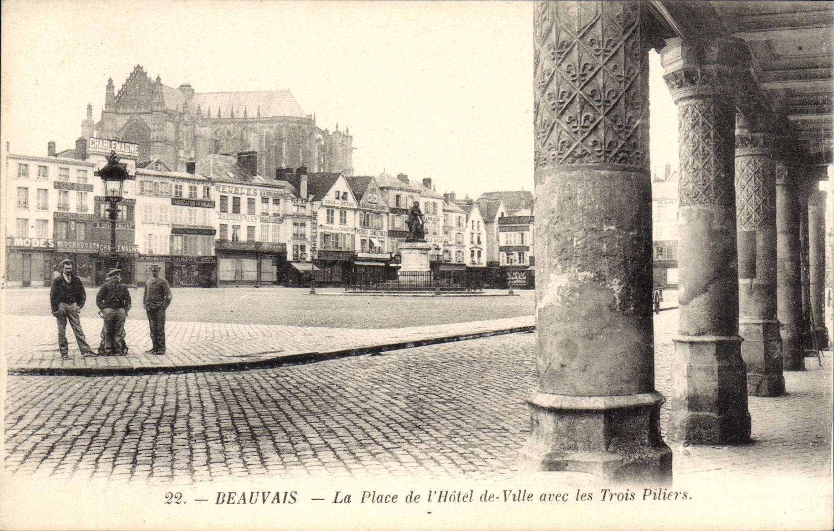 CPA Beauvais La Place de l'Hotel de Ville avec Trois Piliers
