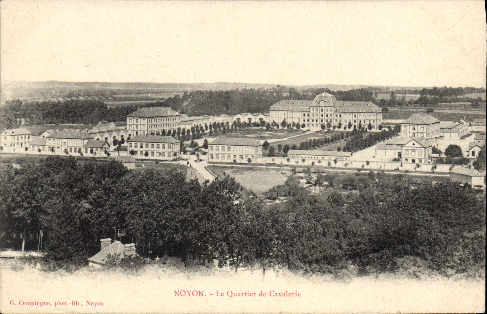 CPA Noyon Le Quartier de Cavalerie 
