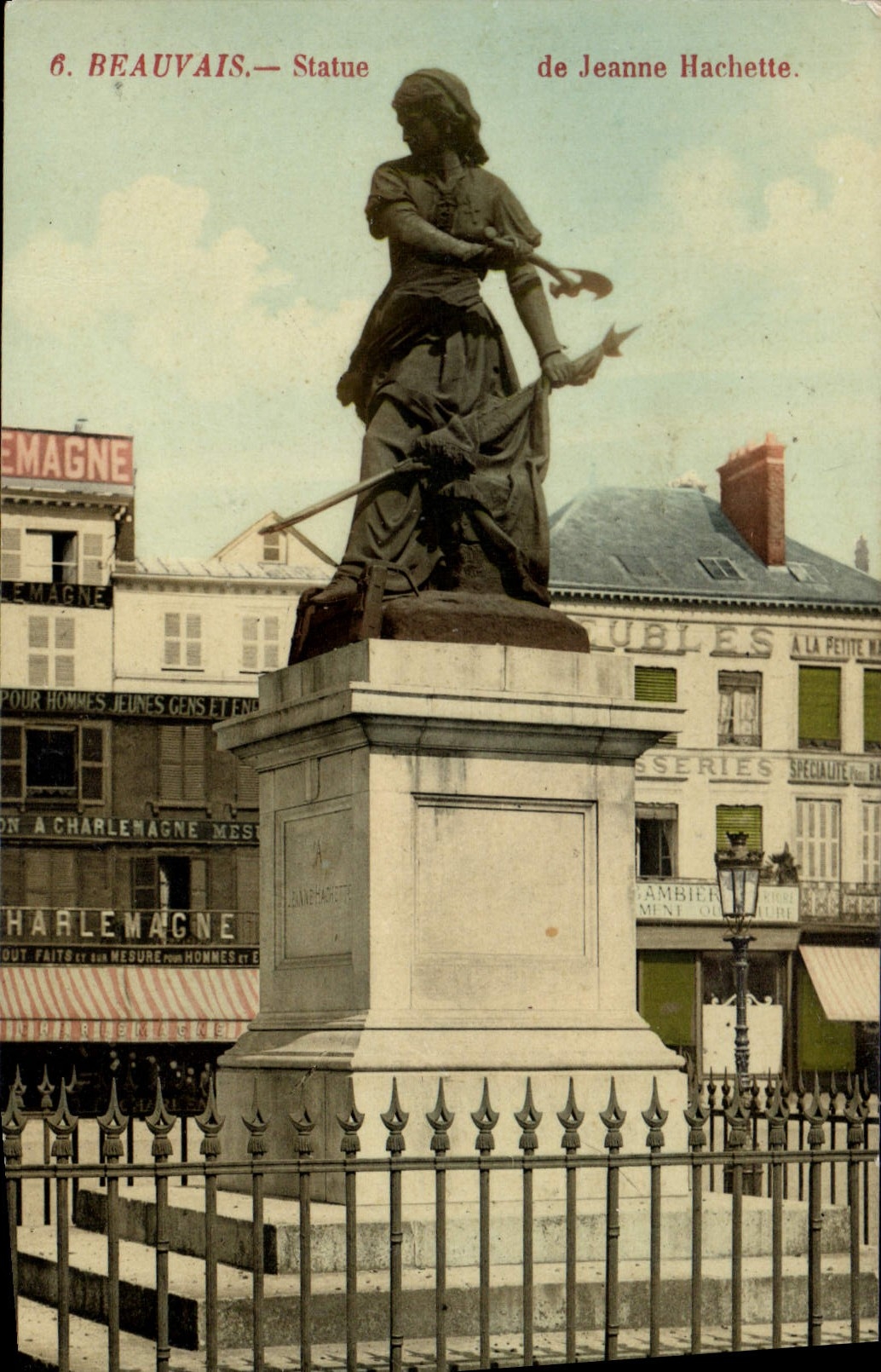 CPA Beauvais Statue de Jeanne Hachette