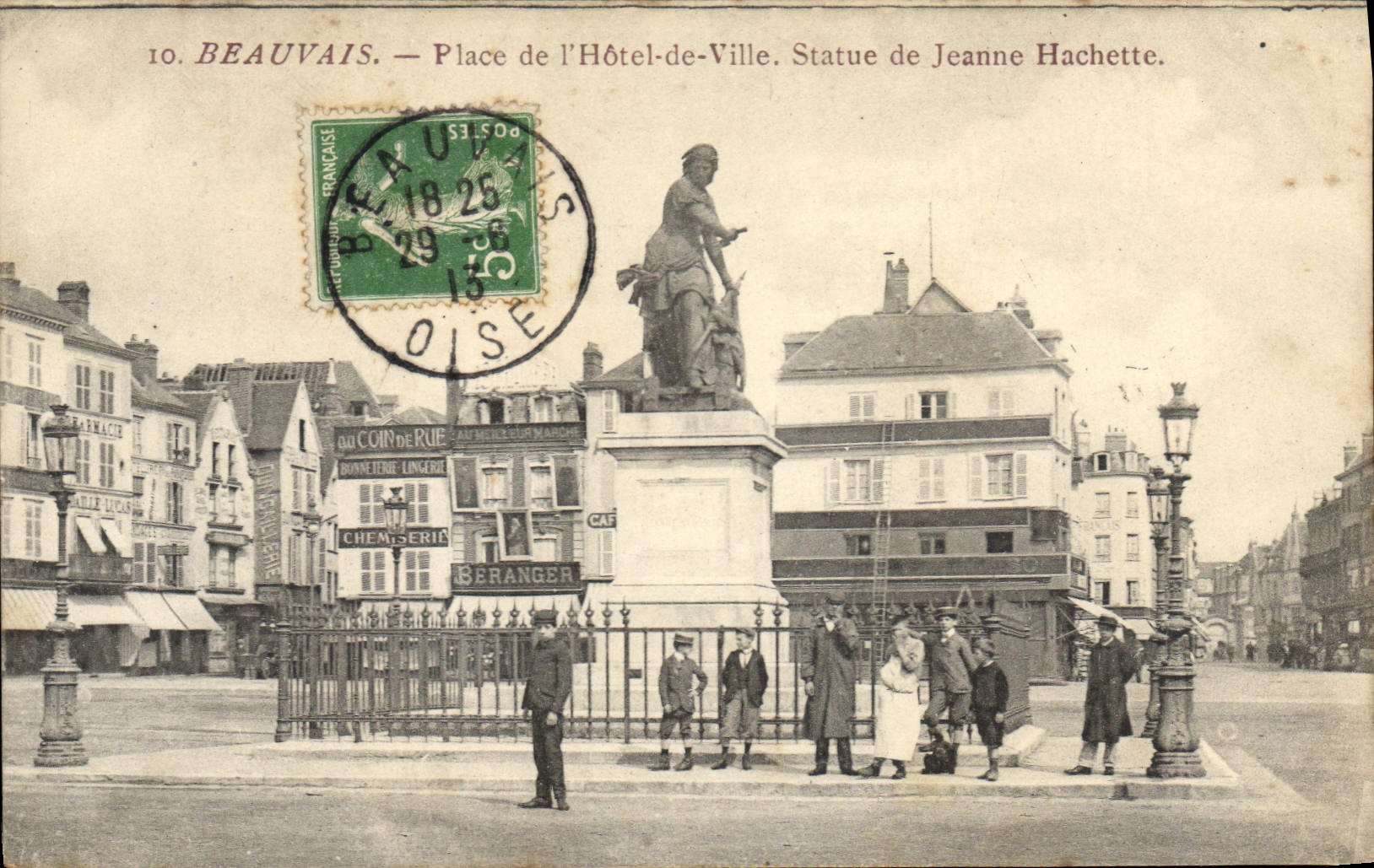 CPA Beauvais Place de l'Hotel de Ville Statue de Jeanne Hachette 