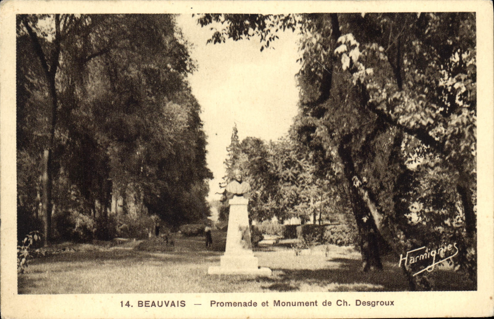 CPA Beauvais Promenade et Monument de Ch Desgroux 