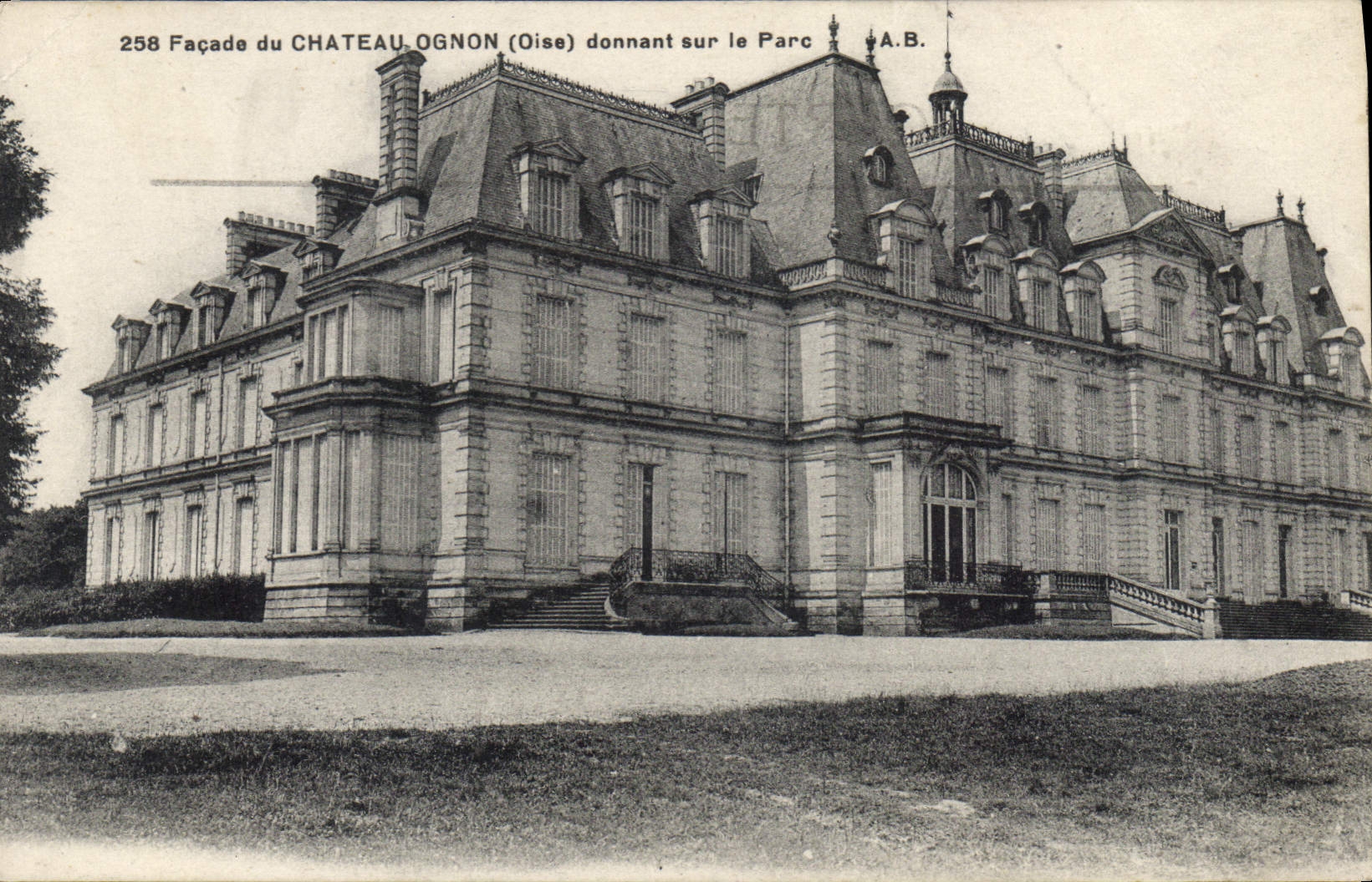 CPA Facade du Chateau Ognon Oise donnant sur le Parc