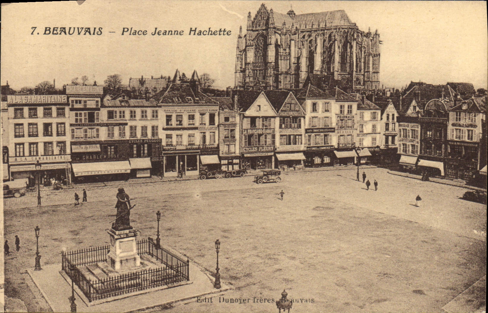 CPA Beauvais Place Jeanne Hachette 