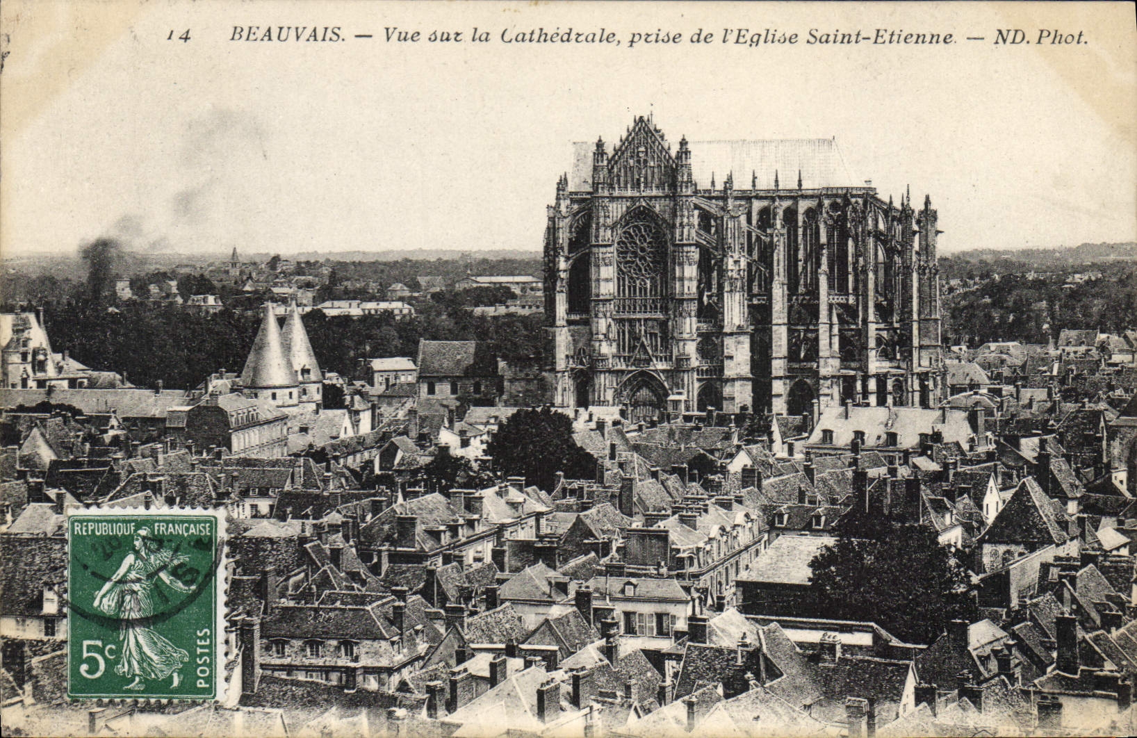 CPA Beauvais Vue sur la Cathedrale prise de l'Eglise Saint Etienne 