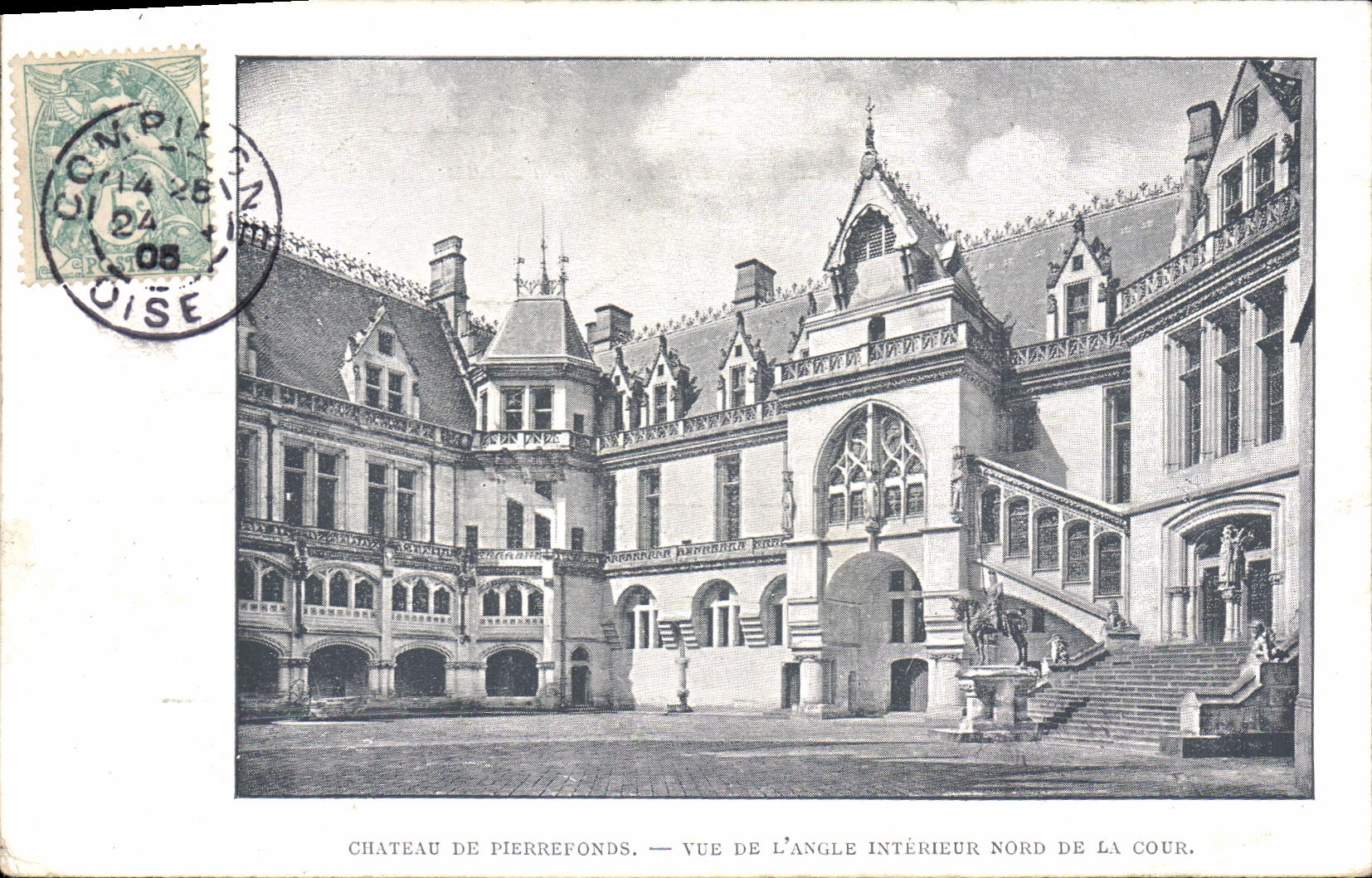 CPA Chateau de Pierrefonds vue de l'Angle exterieur nord de la cour