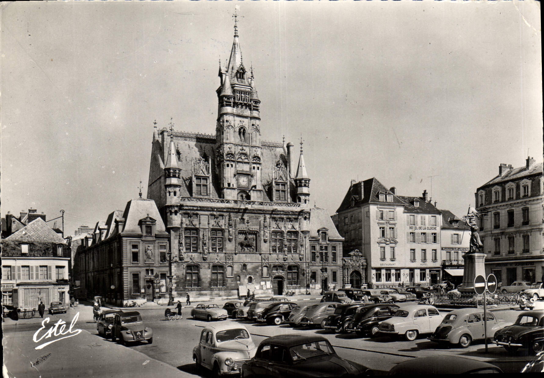 CPSM Compiegne vue sur l'hotel de ville
