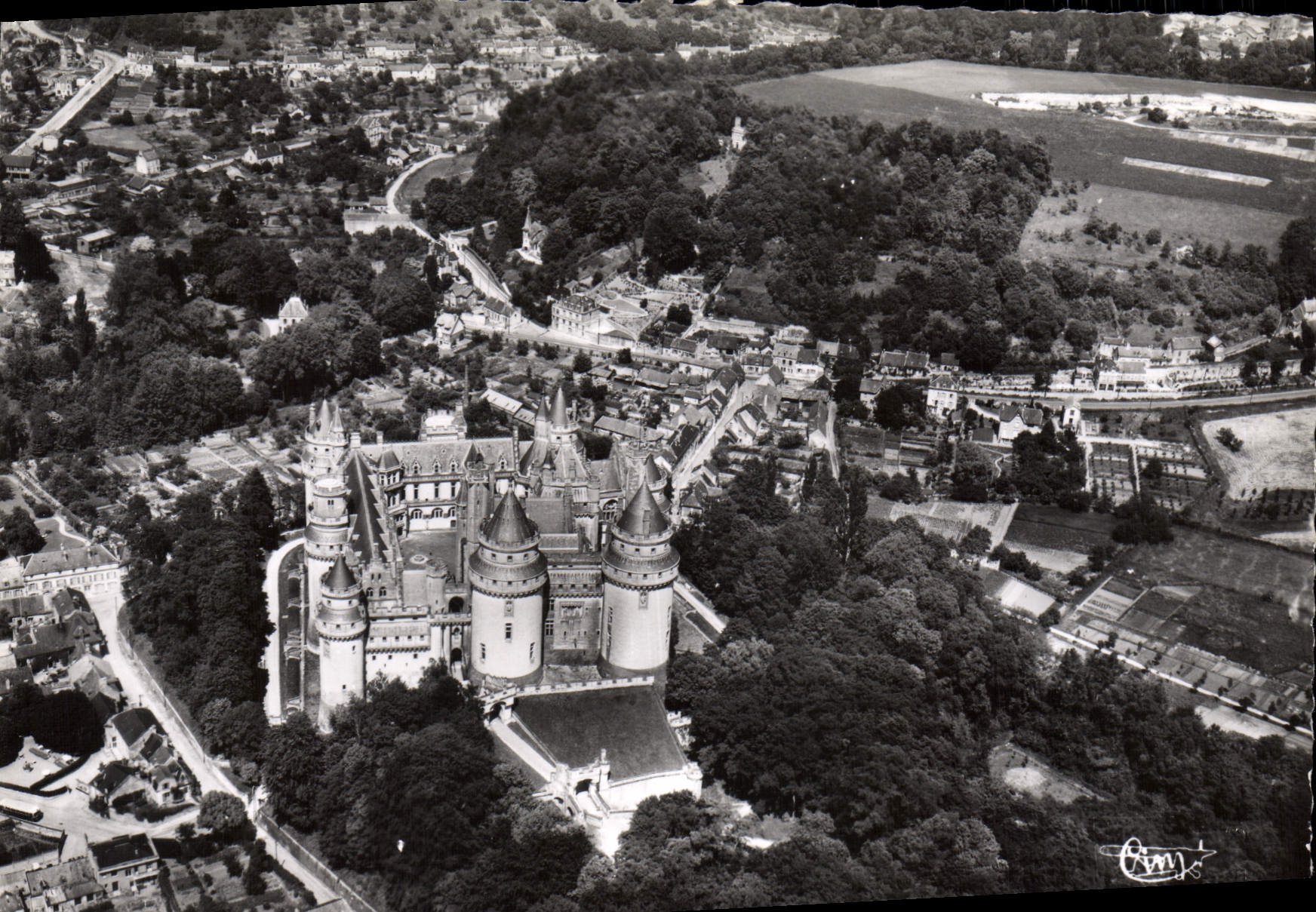 CPSM Pierrefonds oise vue aerienne le chateau entree principale