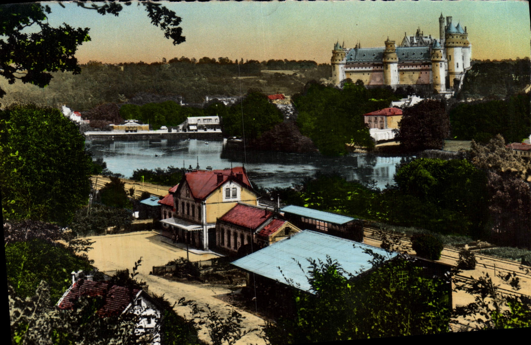 CPSM Pierrefonds le chateau l'Etangs et la gare 