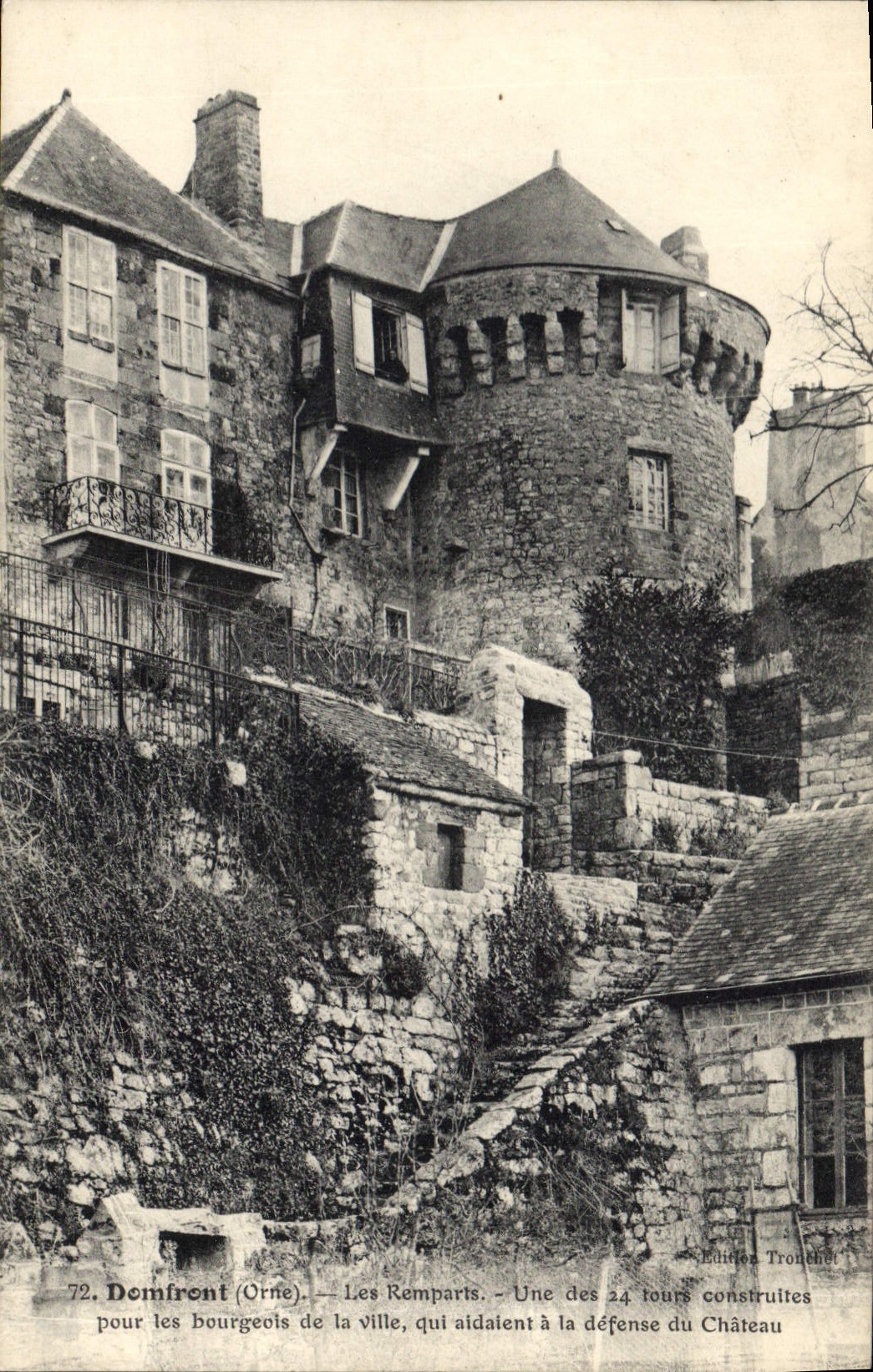 CPA Domfront Orne les remparts une des tours construites pour les bourgeois de la ville qui aidaient