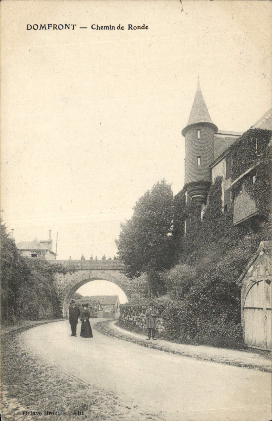 CPA Domfront chemain de ronde 