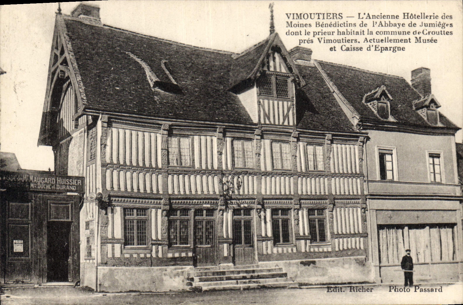 CPA Vimoutiers l'ancienne hotellerie des Moines Benedictins de l'Abbaye de Jumieges dont le prieur h