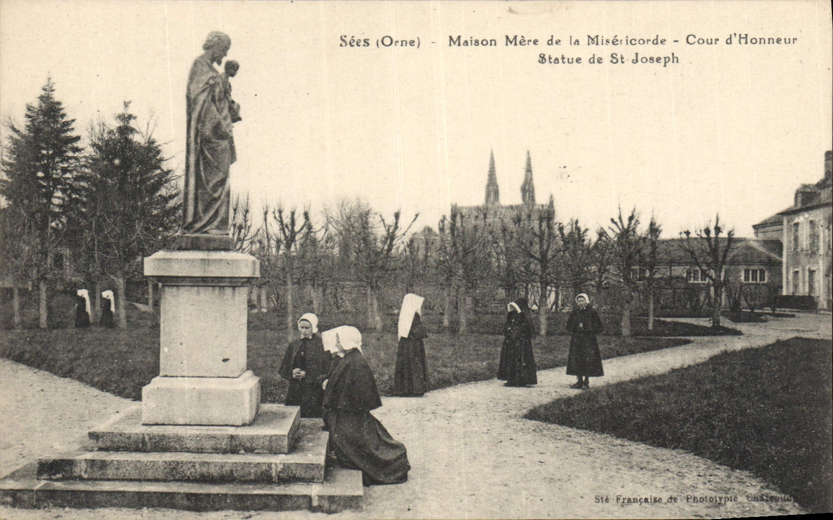 CPA Sees Orne maison Mere de la Misericorde Cour d'Honneur Statue de St Joseph 